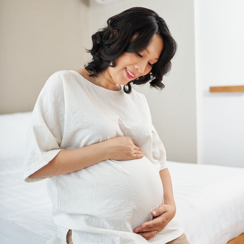 A calm and confident hypnobirthing mum 